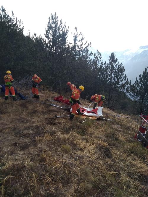 Fasi dell'esercitazione del Corpo forestale regionale nella zona di Moggio Udinese